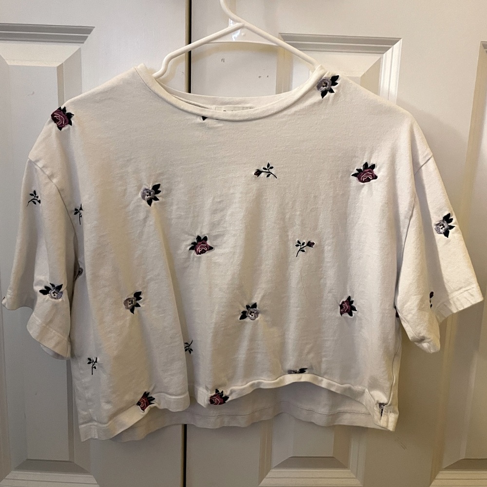 embroidered flowers drop shoulder crop top